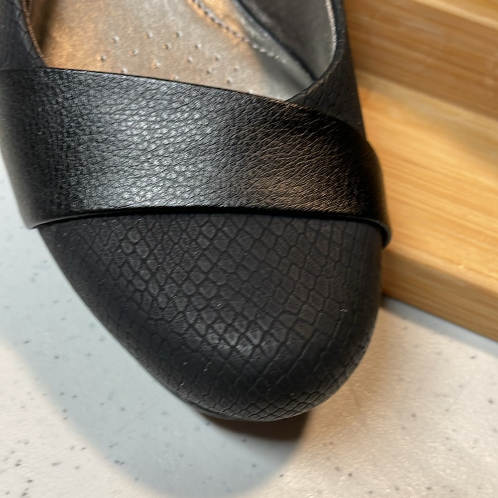 LifeStride Soft System 1-inch pumps, black, reptile pattern, Size 8M, like new. - Picture 2 of 12